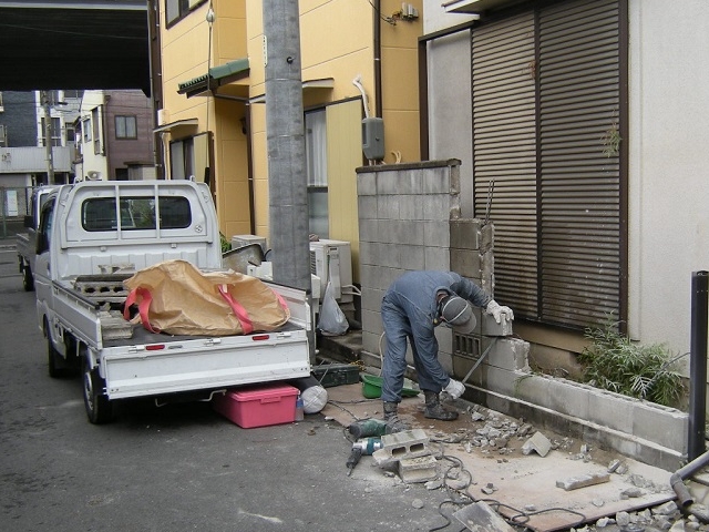 コンクリート塀の斫り解体